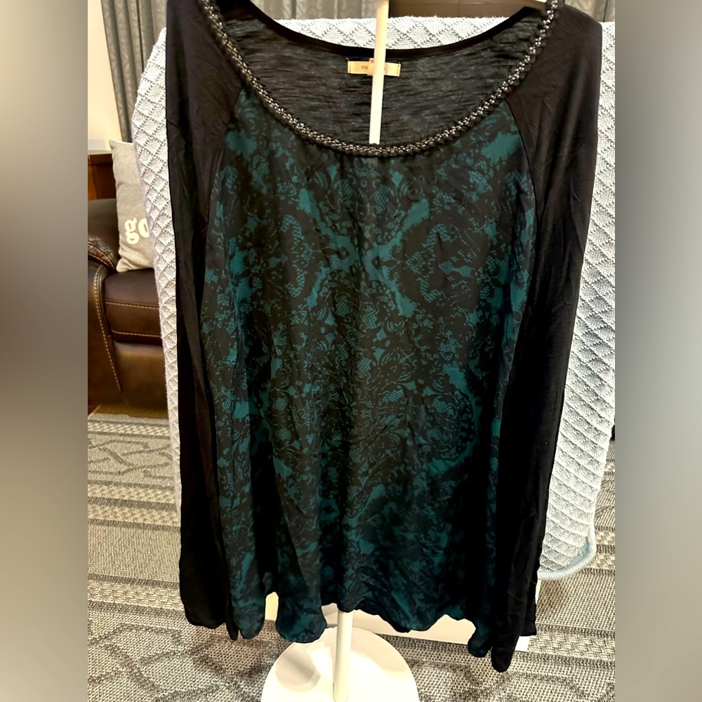 Maurices women’s long sleeve short Size 3x